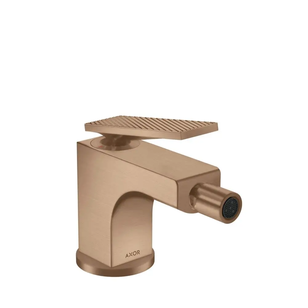 Bidetmischer von AXOR mit Hebelgriff und Zugstangen-Ablaufgarnitur. Oberfläche in Brushed Red Gold und Rautenschliff. Kompakte Bauform, geeignet für moderne Badgestaltung.